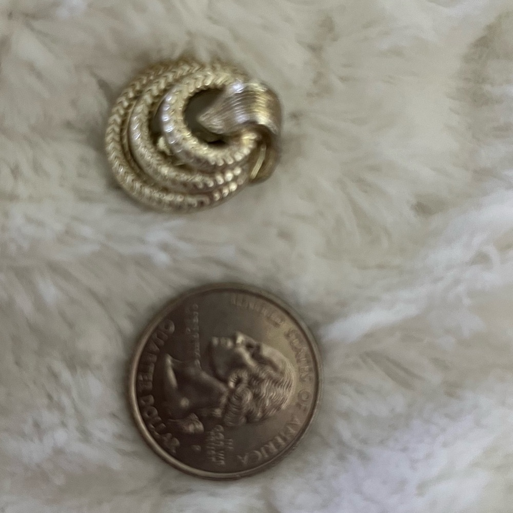 Vintage Lisner Gold-Tone Clip on Earrings - Picture 4 of 4